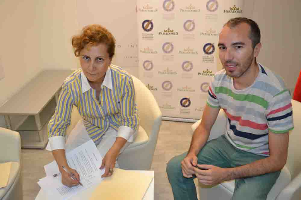 Elsa González, presidenta de la FAPE, y Diego Valor, director de Cáscara Amarga, durante la firma. Foto: FAPE